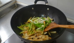 最後加入青椒、蒜苗，均勻后可出鍋