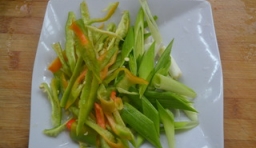 
    青椒和蒜苗切細段絲；