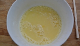  雞蛋打散在碗里加點水，按照1:1的比例加水；