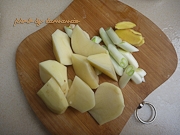 土豆洗凈去皮，切面大滾刀塊，生薑切片，蔥切段；　　