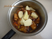 最後加入切好的土豆塊，煮上20分鐘后，開鍋了再放上美人椒，就可裝盤。

