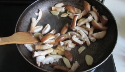 鍋中的油燒熱；放入切好蒜瓣爆香，再加入香菇翻炒；