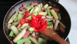 翻炒片刻后加入切好紅辣椒，炒均勻就可出鍋。

