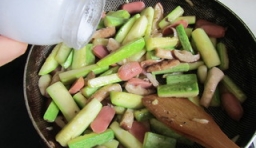 翻炒到西葫蘆表面變為翠綠色， 加入少許的鹽和胡椒；
