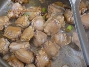 把腌好的雞翅倒入鍋中煎炒，到雞翅變色為止；
