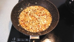 加入適量的鹽、豆瓣醬和胡椒粉；用筷子攪拌均勻后，關掉火；
 