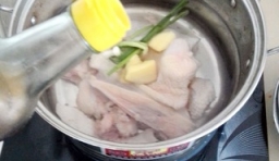 冷水鍋，放入雞腿，蔥打結放入鍋中，加入生薑、料酒去除腥味，用火煮上10分鐘左右；