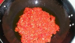 把炒鍋洗凈，加入適量的油燒熱，放入辣椒，爆香后，盛出；