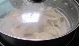 把捏好的餃子，放入蒸鍋里中，要隔水蒸熟；