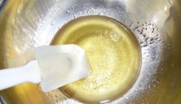 轉化糖漿、梘水、食用油混合倒進盆里拌勻；
