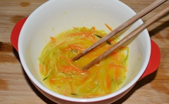 在碗中加入雞蛋，用筷子均勻的攪拌；