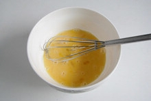 在碗中將雞蛋打散，加入白糖；
