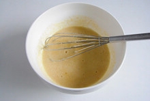 加入玉米面用筷子均勻攪拌成麵糊；

