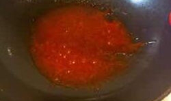 在鍋中加入糖、醋、澱粉加少量的水，混合均勻，鍋里留有少許底油，放入番茄醬，炒一下，倒入混合的糖醋水，加熱到冒出小氣泡；