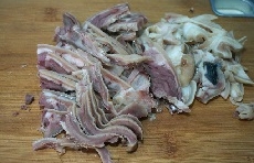 煮熟的鹽水羊頭肉瀝干切成薄片；
