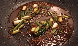 鍋里的油燒熱，加入蒜沫 爆香，放入剩下的佐粒，攪拌均勻后，澆在牛筋上，就可以開吃了。