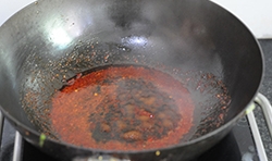 取一個乾淨的鍋，放入適量的油燒熱，倒入少許的水，加入醬油、油辣椒、鹽，並用鍋鏟攪拌均勻；