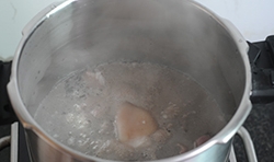 在壓力鍋放入剁好豬腳塊，加入適量的水要沒過鍋內的豬蹄，將水燒開；
