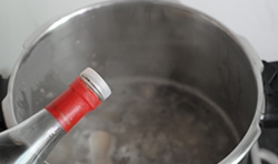 用漏篩將鍋內的浮沫撈出，直到湯變清澈，再加入白醋；
