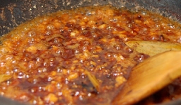 炒干后把雞茸放入炒干，加點醬料、豆豉、冰糖炒出紅油；