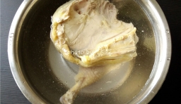  把煮好的雞肉用涼水冰上10分鐘；
