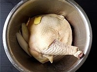 將土雞、薑片和大蔥段用清水浸泡在盆中，去除血水后，洗凈；
