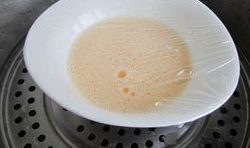 在蒸鍋加入適量水，加入雞蛋液，中小火蒸10分鐘的再取出；