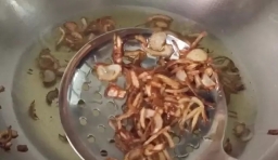 炒鍋中加入適量油燒熱，放入洋蔥片，炸至金黃色后撈出，擱置在吸油紙上；
