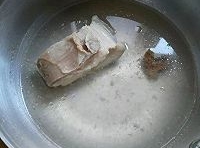 五花肉洗凈後放水裡，加姜和蔥燒開煮十分鐘；