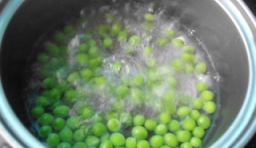 豌豆洗凈，在鍋中略煮，要過冷水撈出；