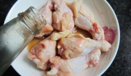 雞腿用清水沖洗乾淨，瀝干水分，放入碗中，撒上少許的鹽，加入醬油、醋和少許的料酒；

