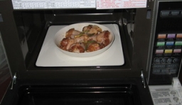 把腌好的雞腿拌點油放在碗中后，再放進微波爐中烤熟；
