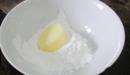 在碗中加入適量的澱粉，放入玉子豆腐讓均勻的沾上干澱粉；
