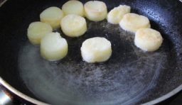 在平底鍋加入適量的油燒熱后，放入玉子豆腐煎至兩面泛金黃色；