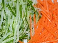 撈出后，晾一涼后，切成薄片，黃瓜和胡蘿蔔洗凈，用刀具刨成絲；