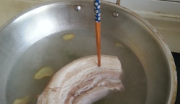侍鍋內的肉煮到能用筷子插透就行了，撈出后晾一涼，用刀切成薄片；
