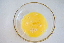 在乾淨的碗中打入雞蛋，用筷子拌均勻，加入適量鹽和少許胡椒粉攪拌均勻；
