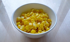 玉米粒用清水沖洗乾淨，放入鍋中略煮；