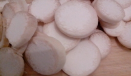  杏鮑菇用清水沖洗乾淨，切成片；