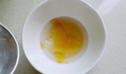 在小碗倒入蜂蜜、香油和少許的白開水拌勻；