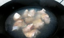將豬腳處理乾淨，用鑷子把毛夾掉，放入熱水鍋中，煮沸一下，煮出血水后，撈出，並用清水洗凈；
