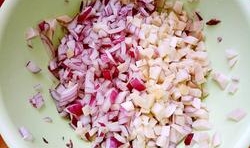 洋蔥剝掉外皮，切成小丁，杏鮑菇放入熱水鍋中略煮，撈出控干水分后，要和切丁的洋蔥放在一起；