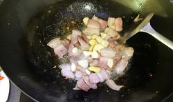 鍋中的肉變微黃后，加入薑片和蒜炒香，放入少許料酒，去肉皮腥味；
