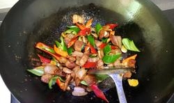 最後加入切好青紅椒塊，用大火快速的翻炒，調入適量鹽炒至熟透即可。