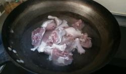 鴨腿清洗乾淨后切成塊，放入涼水鍋里煮開再撈出；