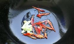  炒鍋中倒入適量的食用油燒熱，放入姜沫、大蒜片、蔥絲、和辣椒段炒香；
