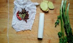 八角、花椒、干紅辣椒和香葉全都包在紗布里，用棉線紮緊口，蔥、姜切大片，兩根香菜打個結；；
