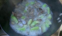 再次將鍋中的水燒開，放入適量鹽和胡椒粉並調味；