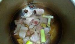 高壓鍋中倒入適量的水，水要蓋住豬蹄，放入料酒、白芷、桂皮、八角、蔥段和薑片；
    