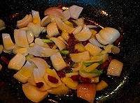 把切好的洋蔥放進去，干辣椒洗凈切成段兒，花椒炒香；
